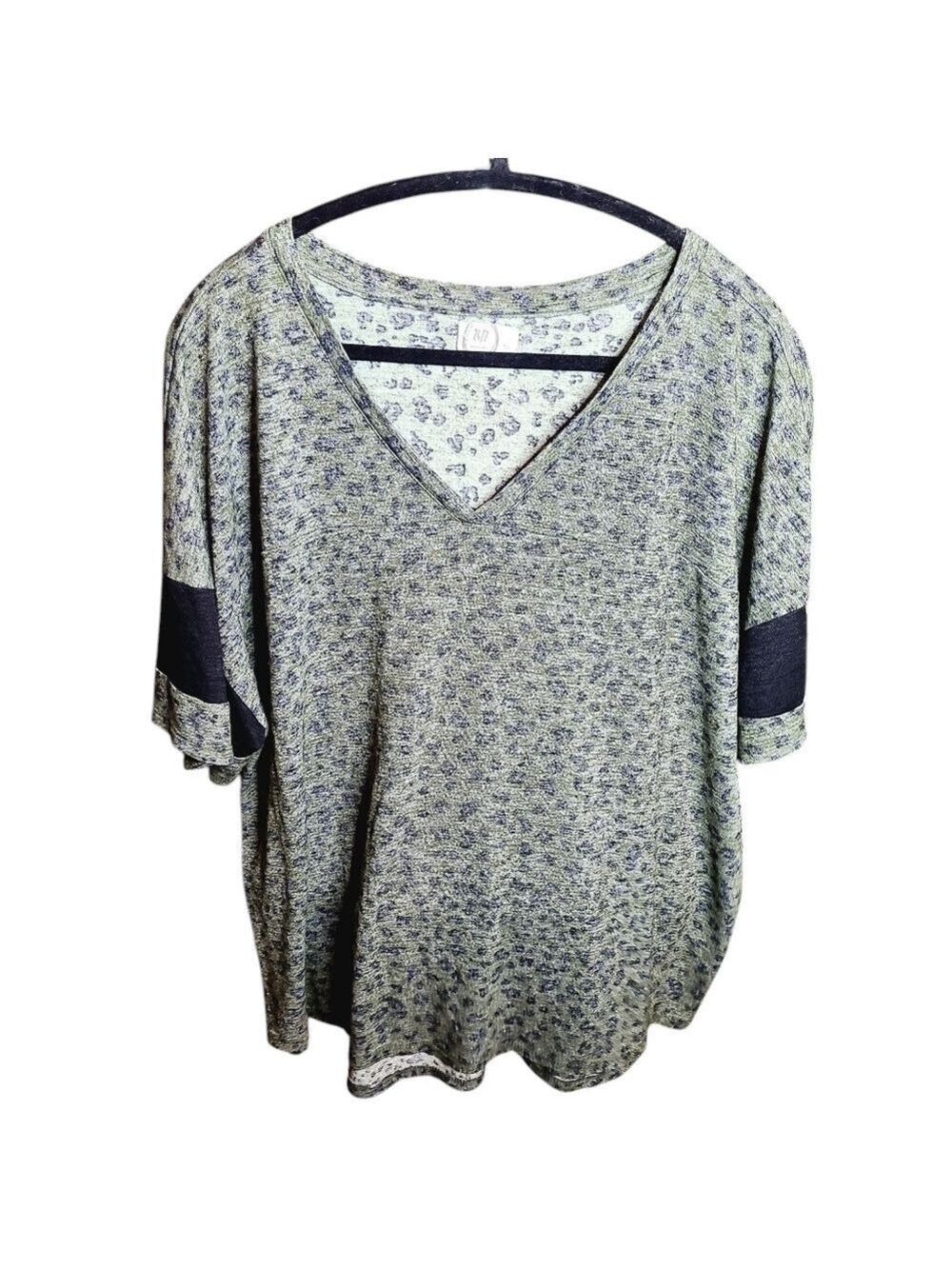 043 MAURICE'S PLUS SIZE 3 24/7 LEOPARD PRINTED VARSITY SLEEVE SHIRT